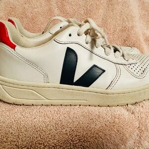 VEJA women’s sneaker in a size 8